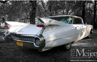 Cadillac-Sedan-de-Ville-wit-achterzijde-schuin-400x284